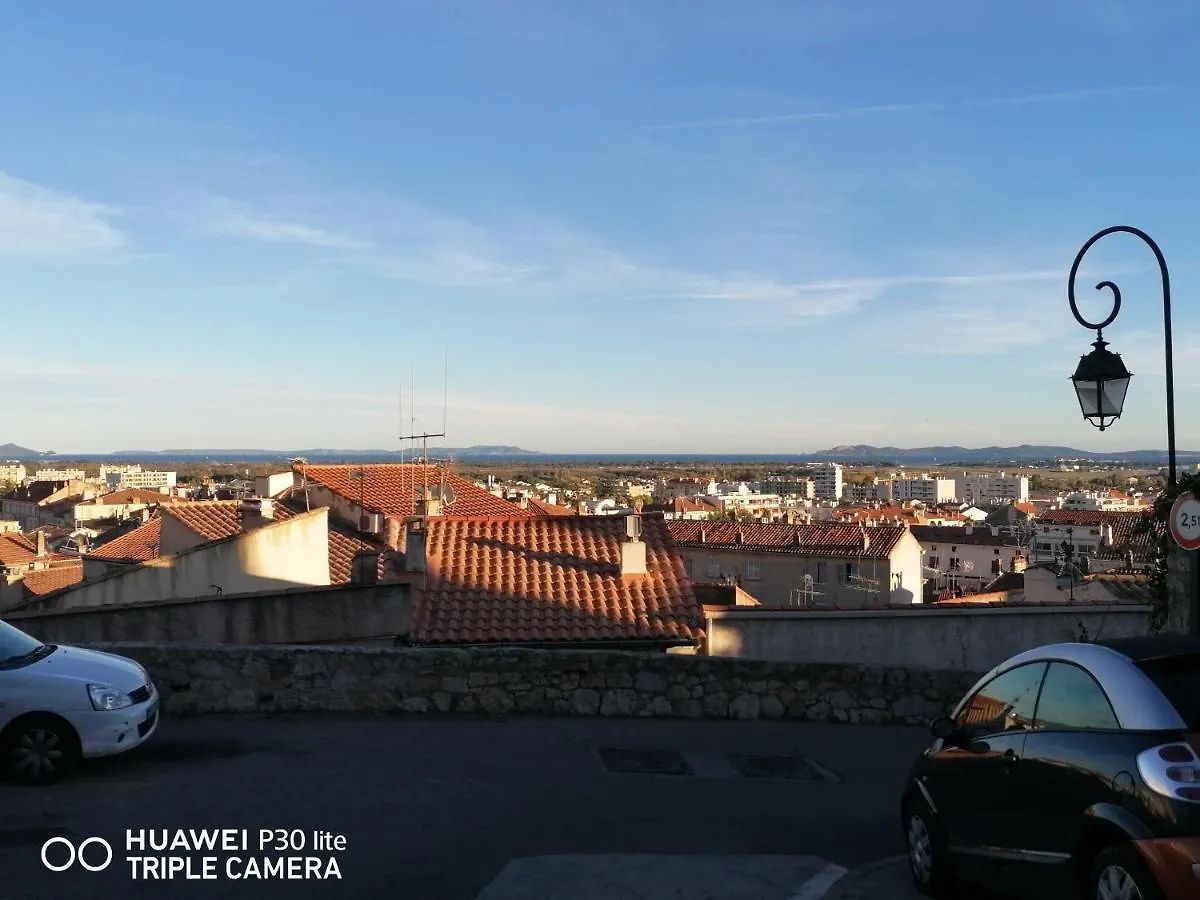 Beautiful Renovated Studio With View- Old Hyeres Apartment