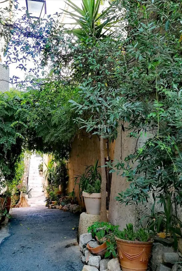 Beautiful Renovated Studio With View- Old Hyeres Apartment