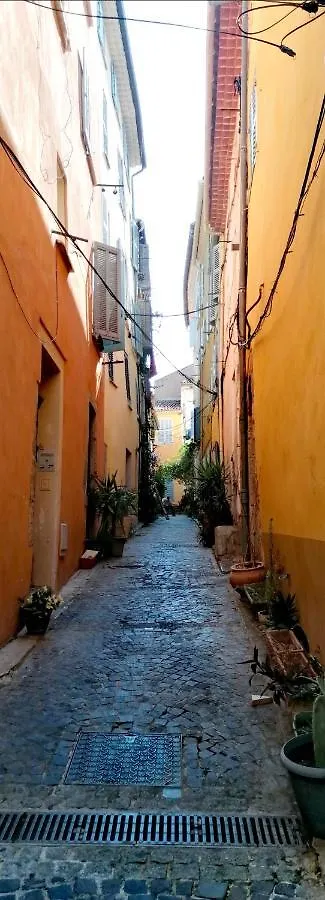 Beautiful Renovated Studio With View- Old Hyères