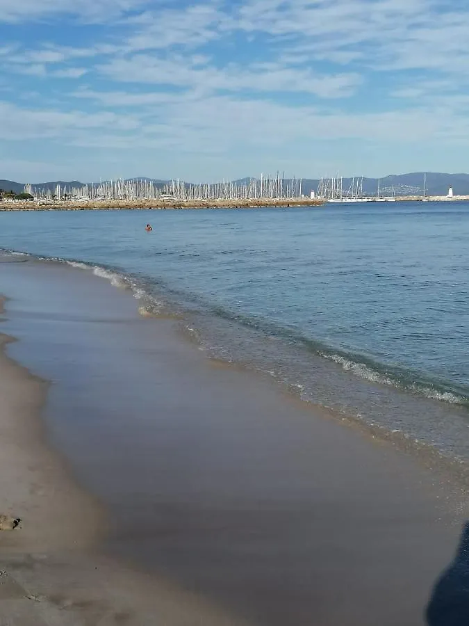 Beautiful Renovated Studio With View- Old Hyeres Apartment